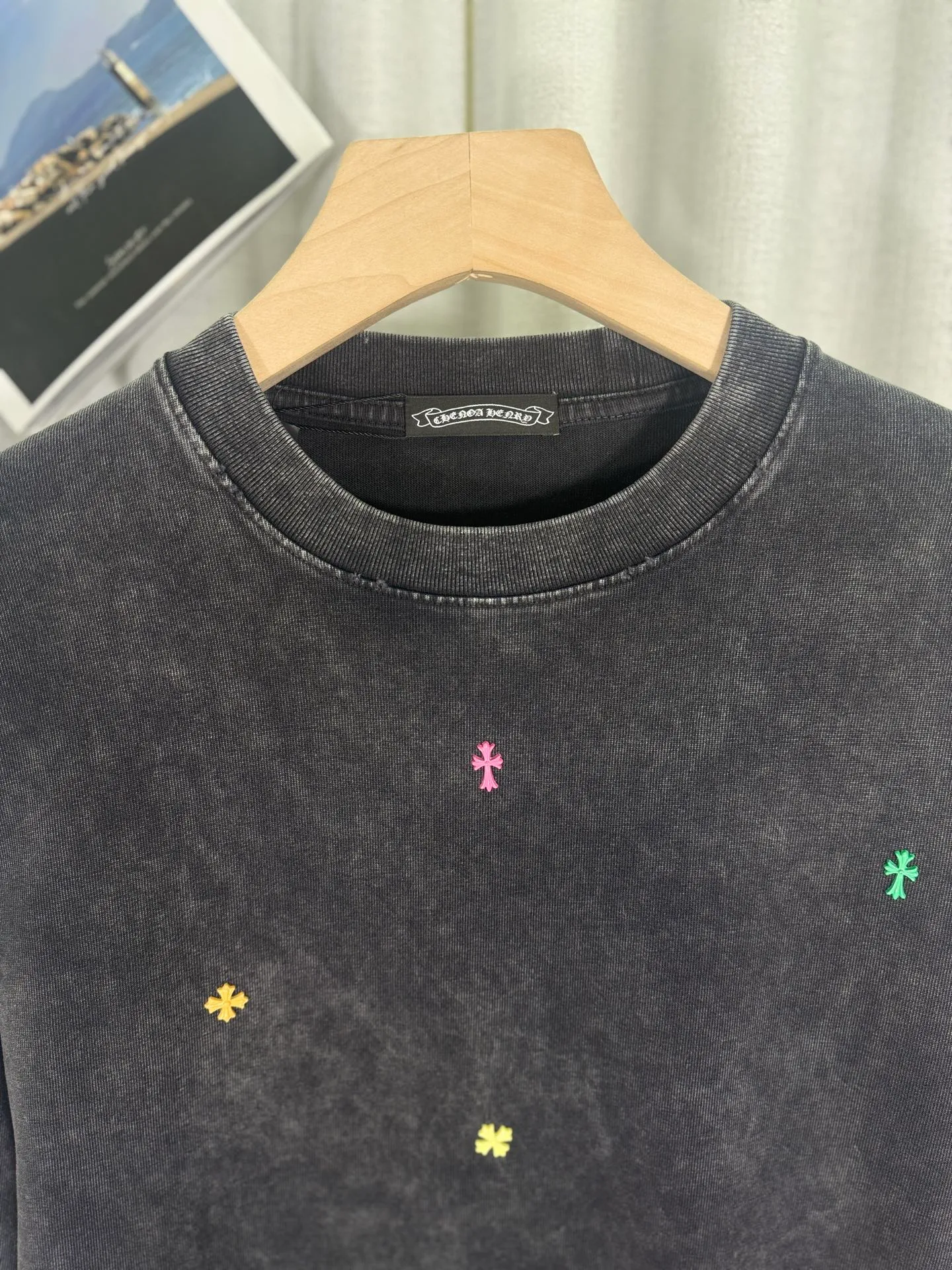 P250 top version, real shot without P, ​​different from market currency) 𝗖𝗵𝗿𝗼𝗺𝗲 𝗛𝗲𝗮𝗿𝘁𝘀/Cro Xin 2025 Autumn and Winter Starry Gypsophila Couple Casual Long Sleeve 👑The highest version! Customized fabric 320g fabric! Gypsophila cross hardware accessories, a hot-selling model at the counter, very comfortable to wear. Accessories: original molded and authenticated collar label ➕ 100% silk wash water label. Genuine purchase-grade original hangtag➕matching hanging rope➕3D hanging beads➕original packaging bag. Craftsmanship: The original version has consistent wiring! The highest version of the armhole matching technique! Color: Blue Black Size: S M L XL Style No.: 5173